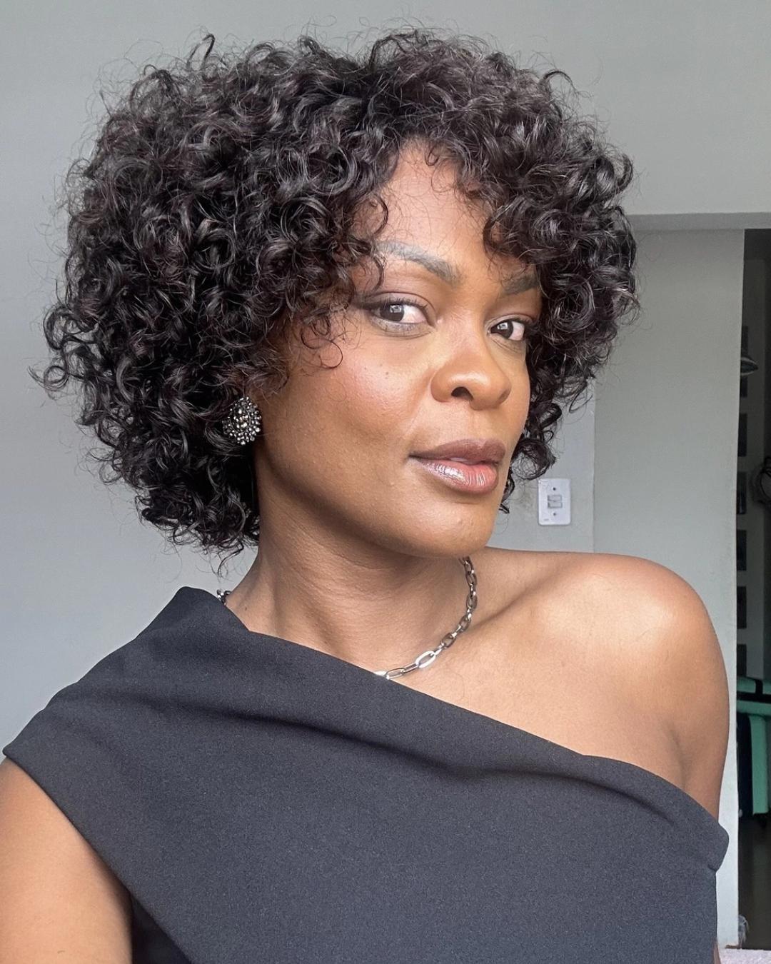 Perruque courte bouclée tendance avec frange sans colle 100 % cheveux humains