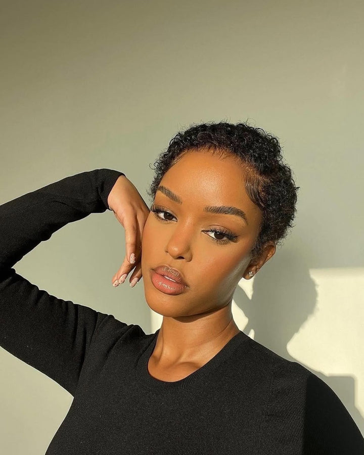 Perruque courte bouclée avec raie latérale et base en dentelle intégrale