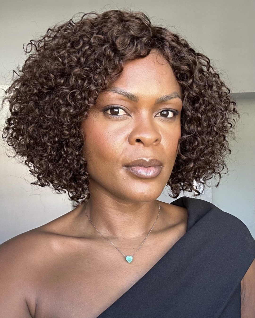 Perruque courte bouclée en cheveux humains brun chocolat cacao