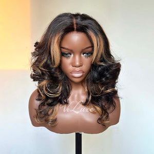 Perruque lace frontal ondulée couleur naturelle avec mèches blondes