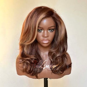 Perruque lace front brun foncé avec des mèches blondes