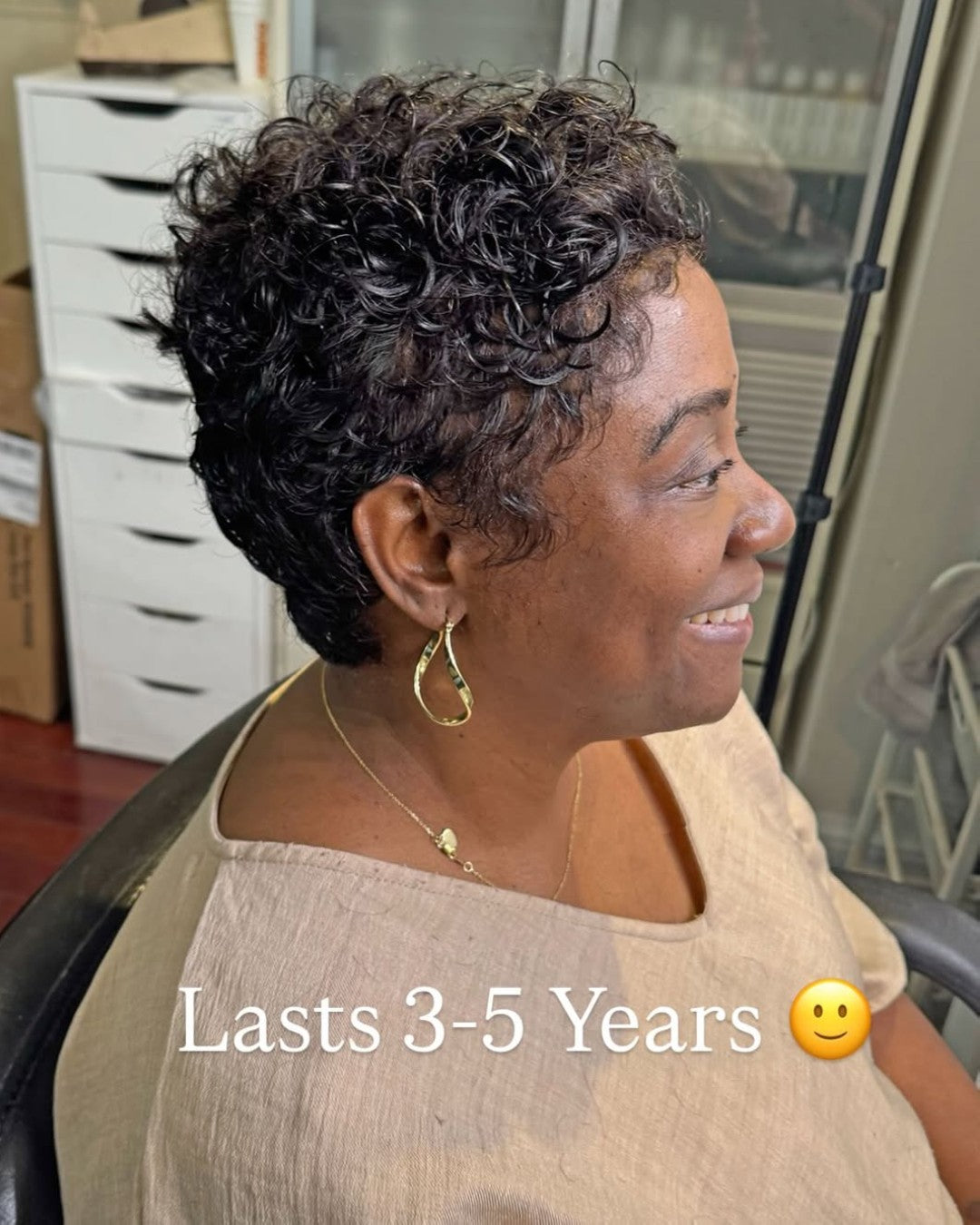 Perruque courte coupe pixie en dentelle intégrale avec effet mouillé ondulé