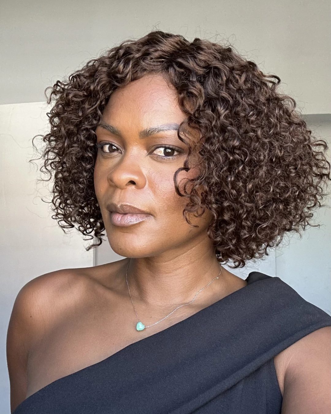 Perruque courte bouclée en cheveux humains brun chocolat cacao