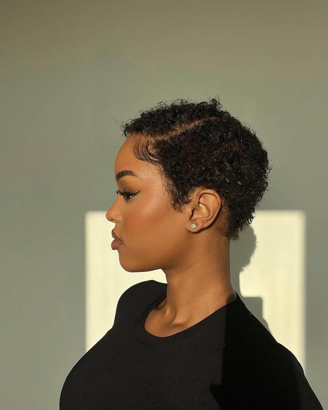 Perruque courte bouclée avec raie latérale et base en dentelle intégrale