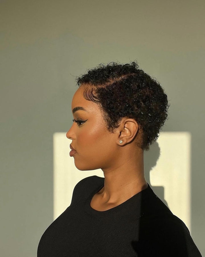 Perruque courte bouclée avec raie latérale et base en dentelle intégrale