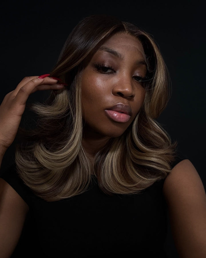 Perruque ondulée avec mèches châtain clair et blondes et fermeture en dentelle 5x5