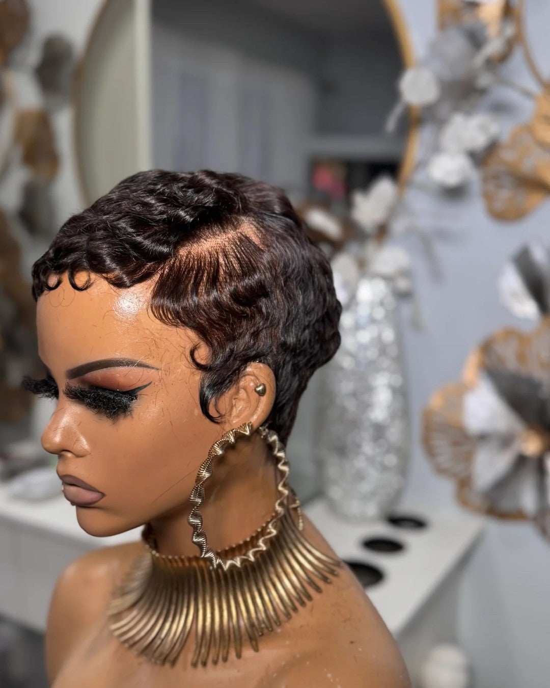 Perruque courte pixie avec raie sur le côté et dentelle intégrale