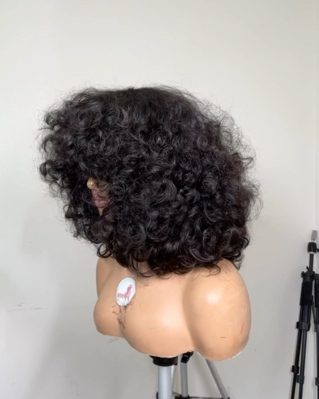 Perruque Bob bouclée volumineuse sans colle avec frange