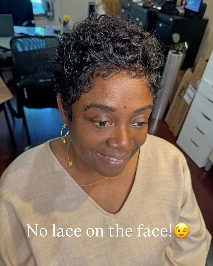 Perruque courte coupe pixie en dentelle intégrale avec effet mouillé ondulé