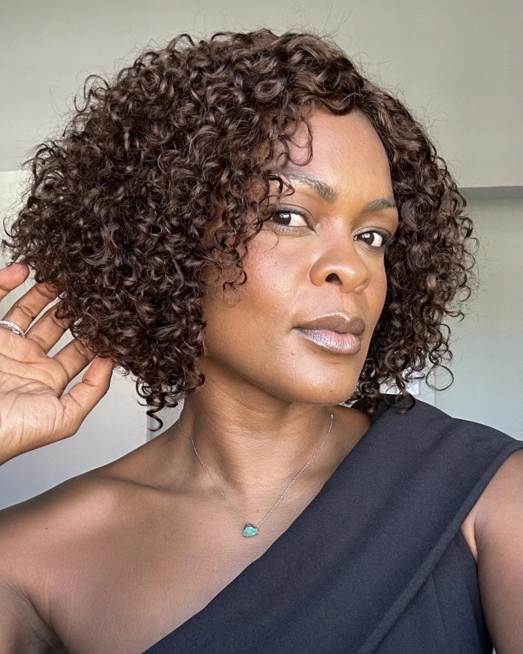 Perruque courte bouclée en cheveux humains brun chocolat cacao