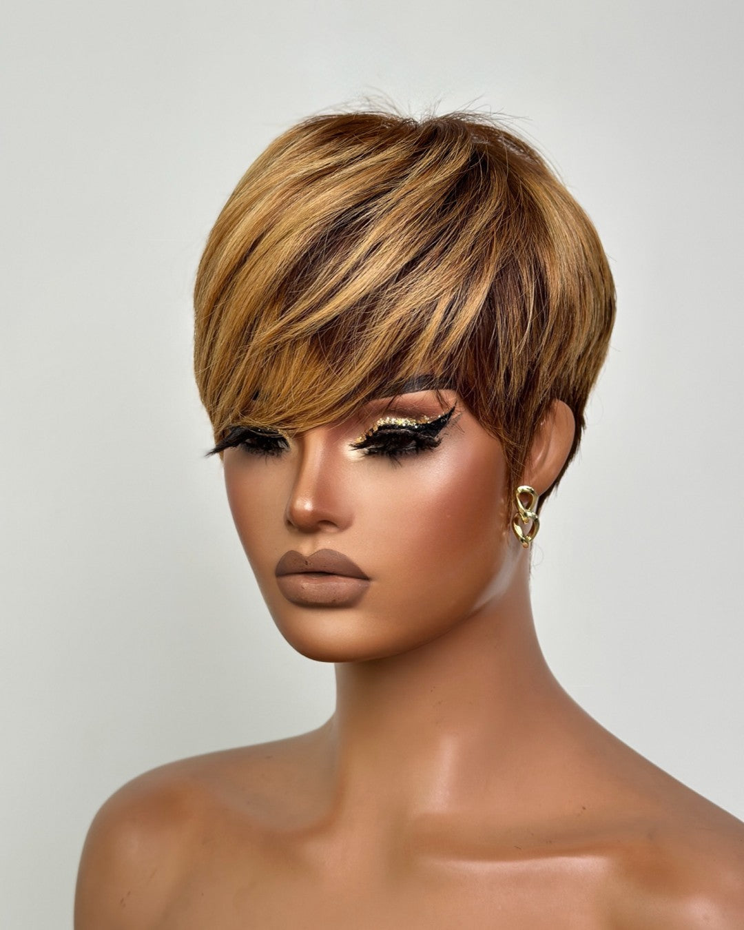 Perruque de cheveux humains coupe lutin superposée avec frange