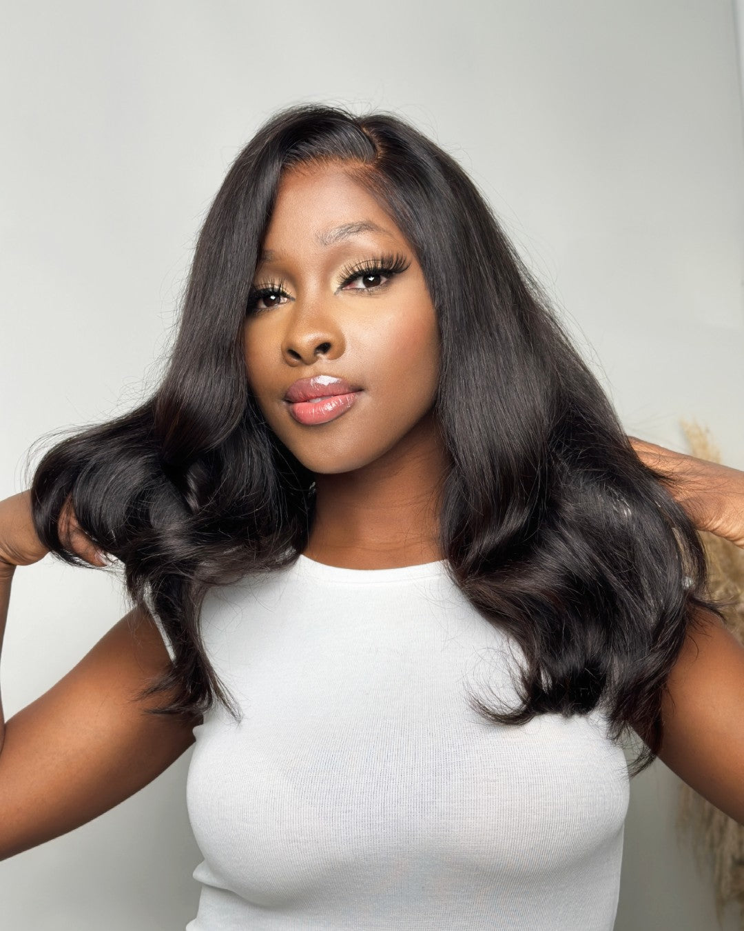 Perruque à dentelle avec longue frange séparée sur le côté