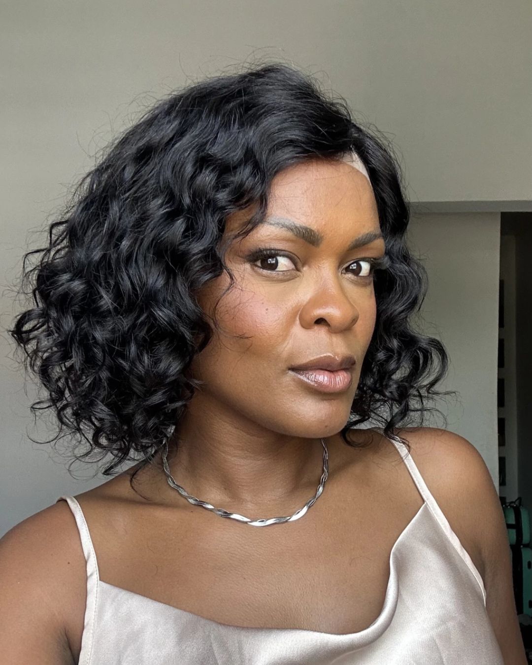 Perruque à fermeture en dentelle 5x5 avec boucles ondulées