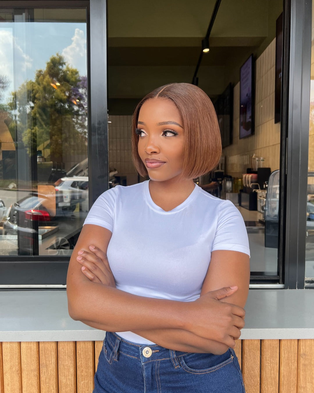 Perruque prête à porter marron coupe carré droite avec fermeture en dentelle pré-découpée