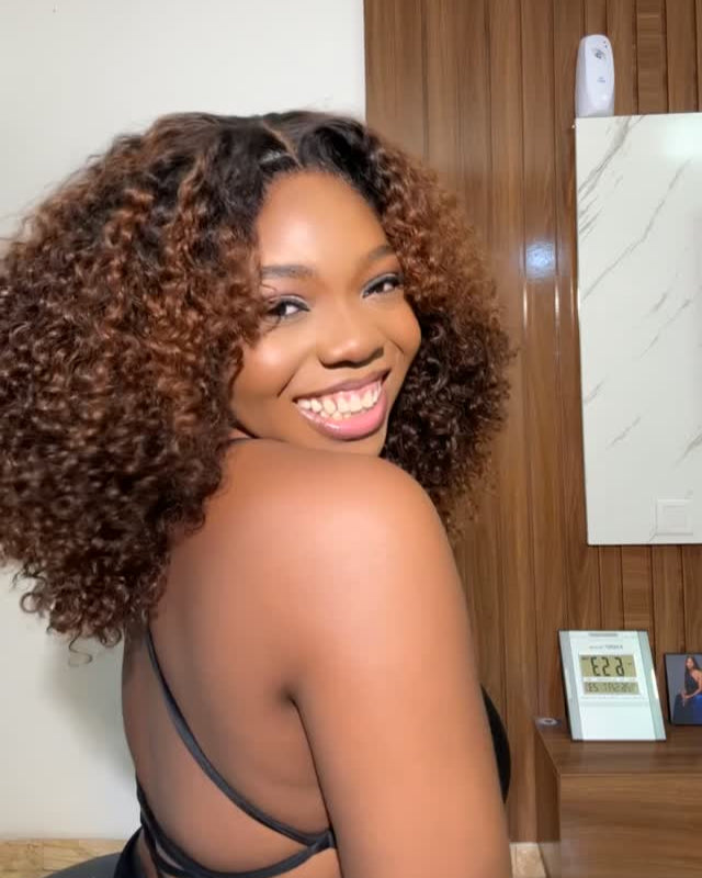 Perruque bouclée avec raie au milieu et fermeture en dentelle 5x5 marron ombré