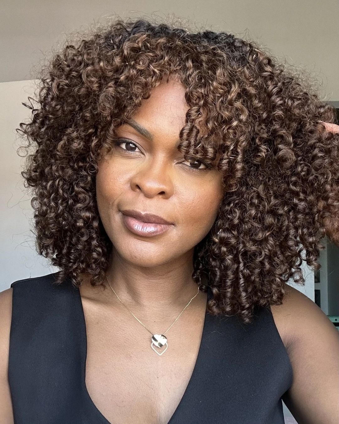 Perruque sans colle avec frange bouclée chocolat doré