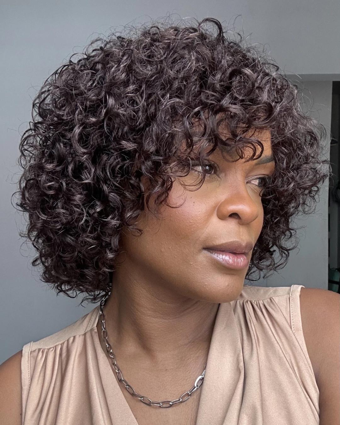 Perruque courte bouclée tendance avec frange sans colle 100 % cheveux humains