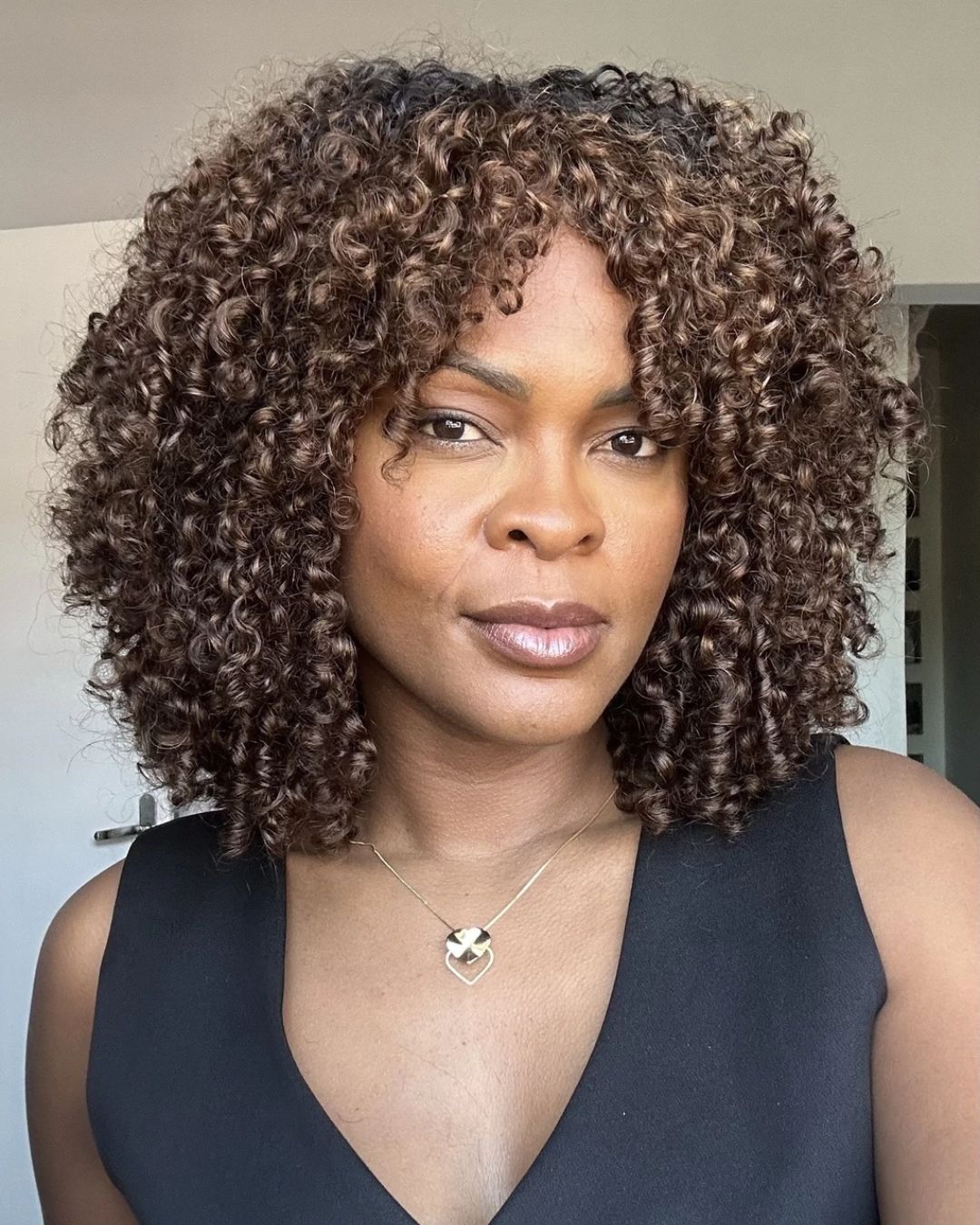 Perruque sans colle avec frange bouclée chocolat doré