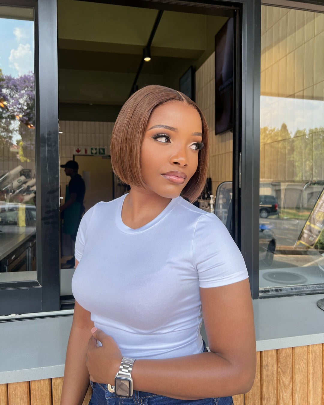 Perruque prête à porter marron coupe carré droite avec fermeture en dentelle pré-découpée