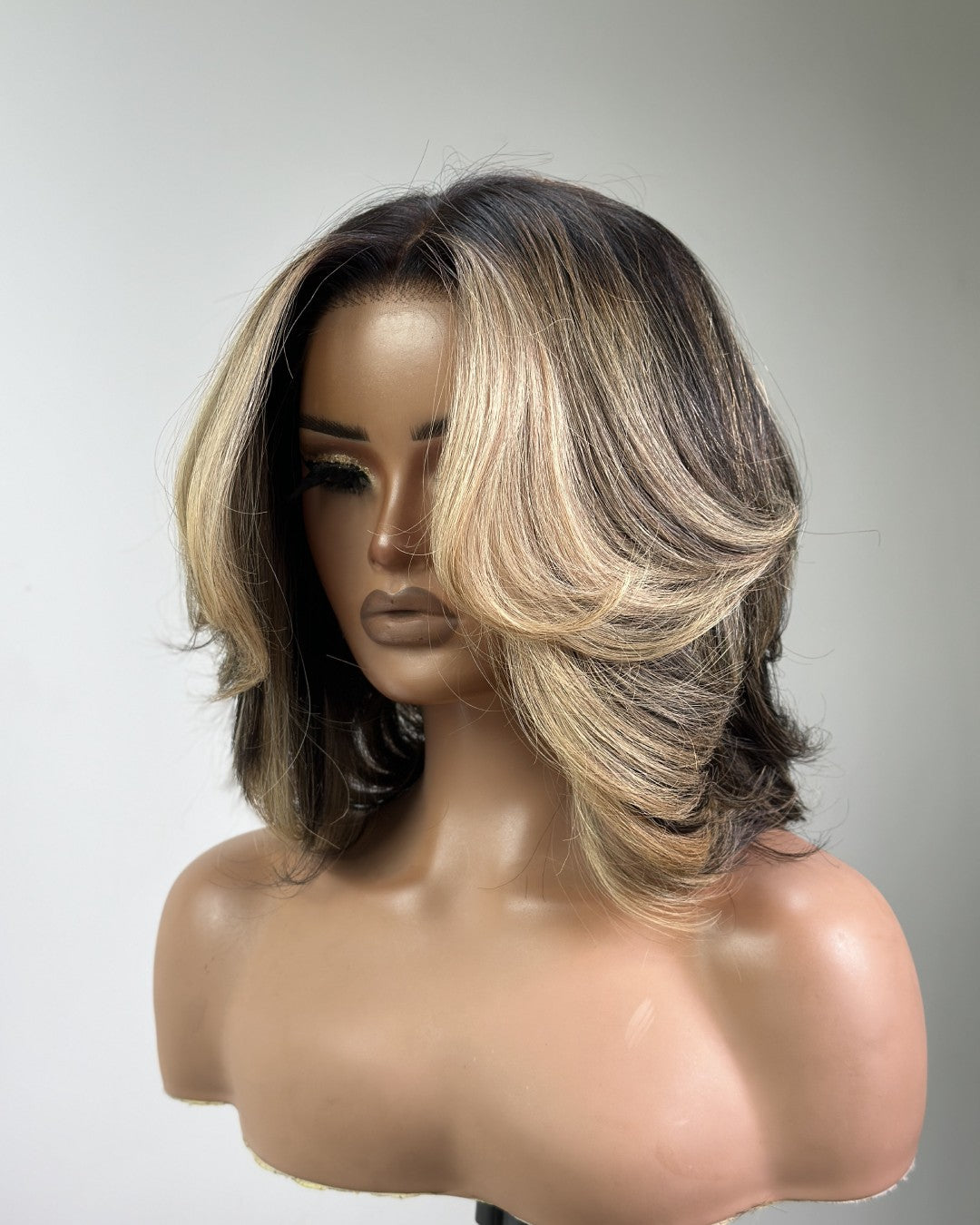 Perruque en dentelle avec frange dégradée et mèches blondes miel