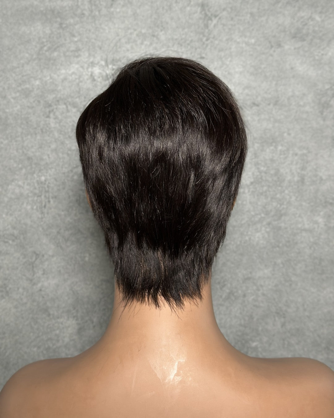 Perruque courte style pixie avec frange latérale et base entièrement en dentelle