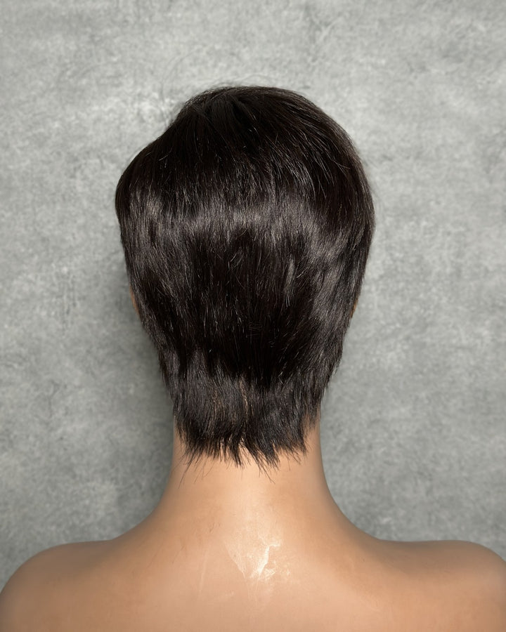 Perruque courte style pixie avec frange latérale et base entièrement en dentelle