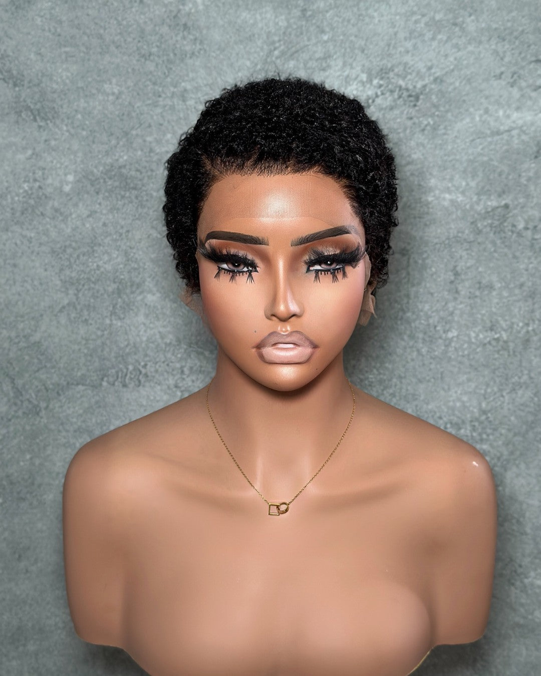 Perruque courte bouclée avec raie latérale et base en dentelle intégrale