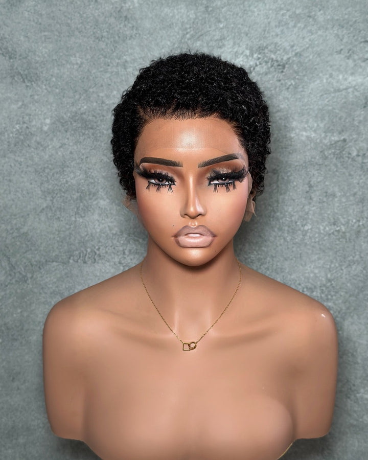 Perruque courte bouclée avec raie latérale et base en dentelle intégrale