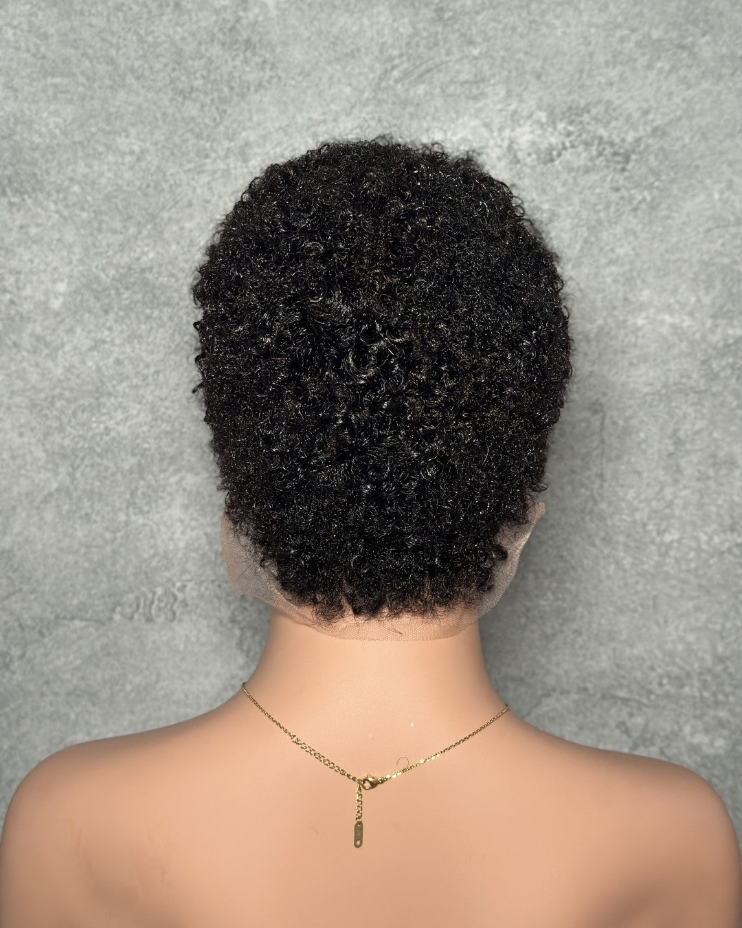 Perruque courte bouclée avec raie latérale et base en dentelle intégrale