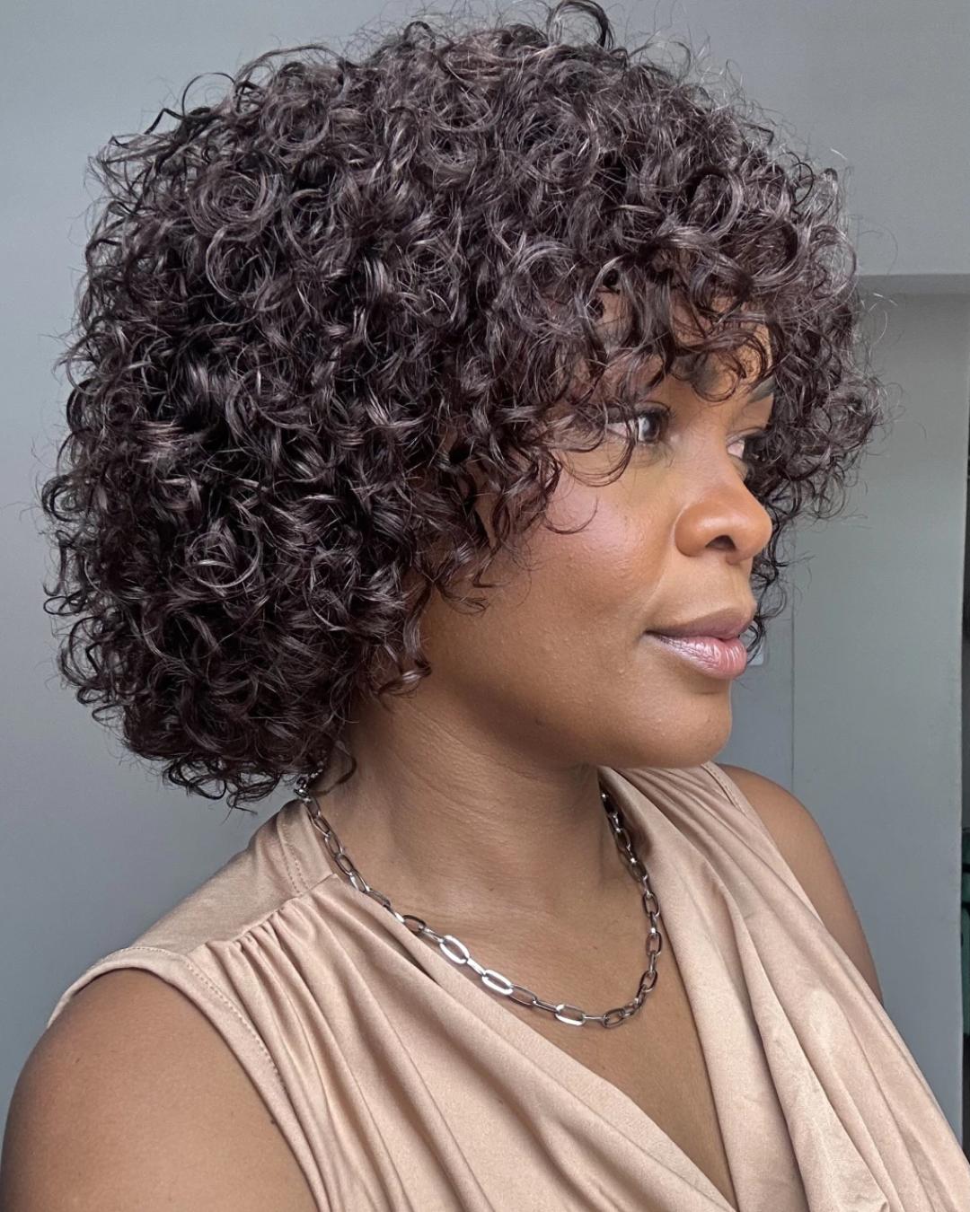 Perruque courte bouclée tendance avec frange sans colle 100 % cheveux humains