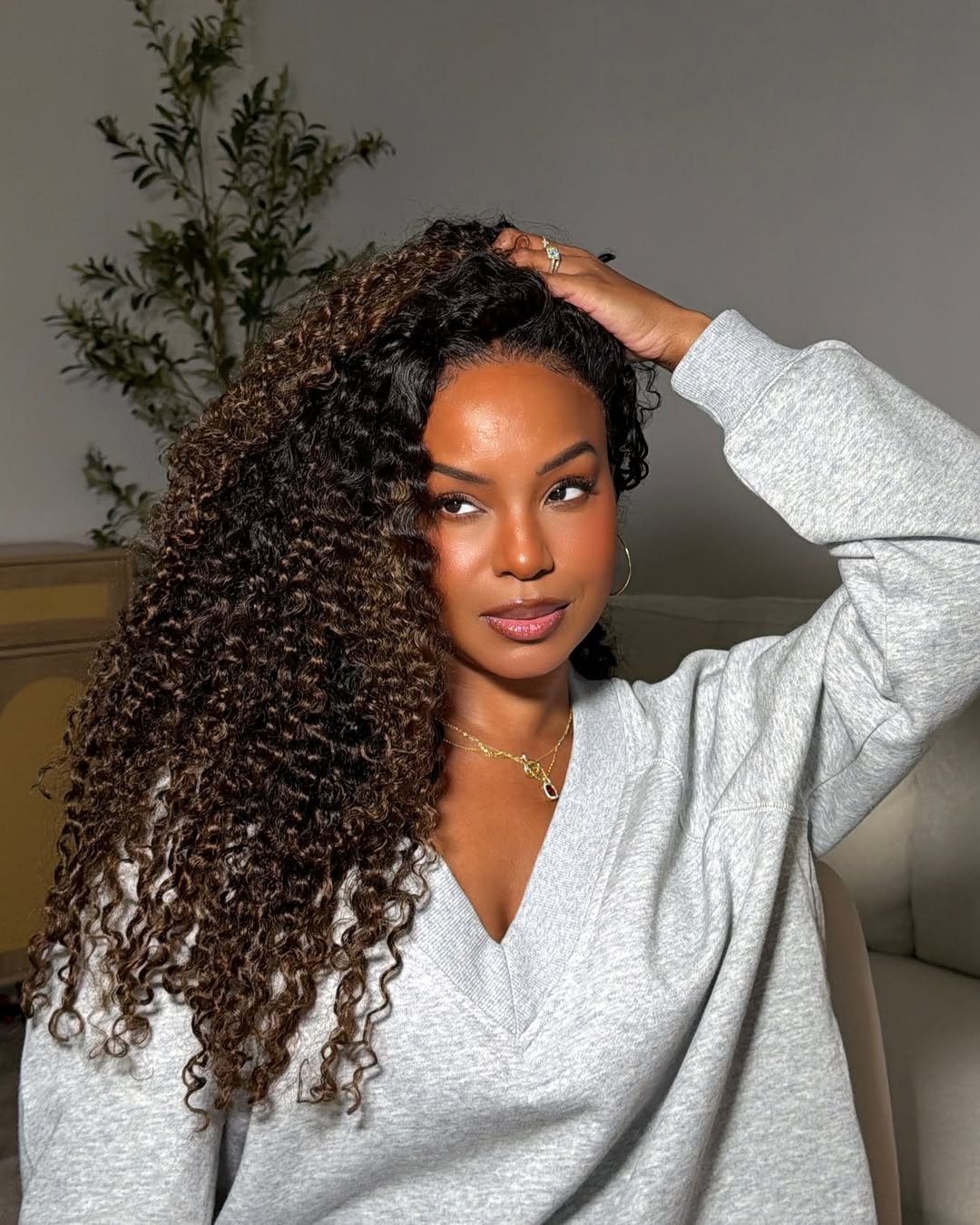 Perruque bouclée ombrée châtain avec fermeture en dentelle 5x5