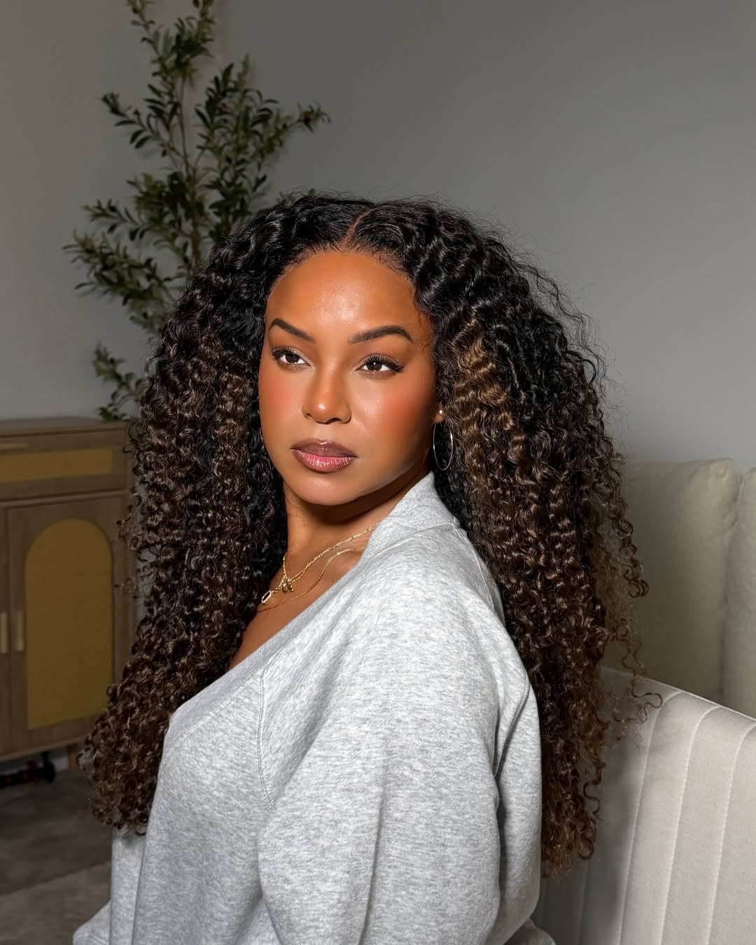 Perruque bouclée ombrée châtain avec fermeture en dentelle 5x5