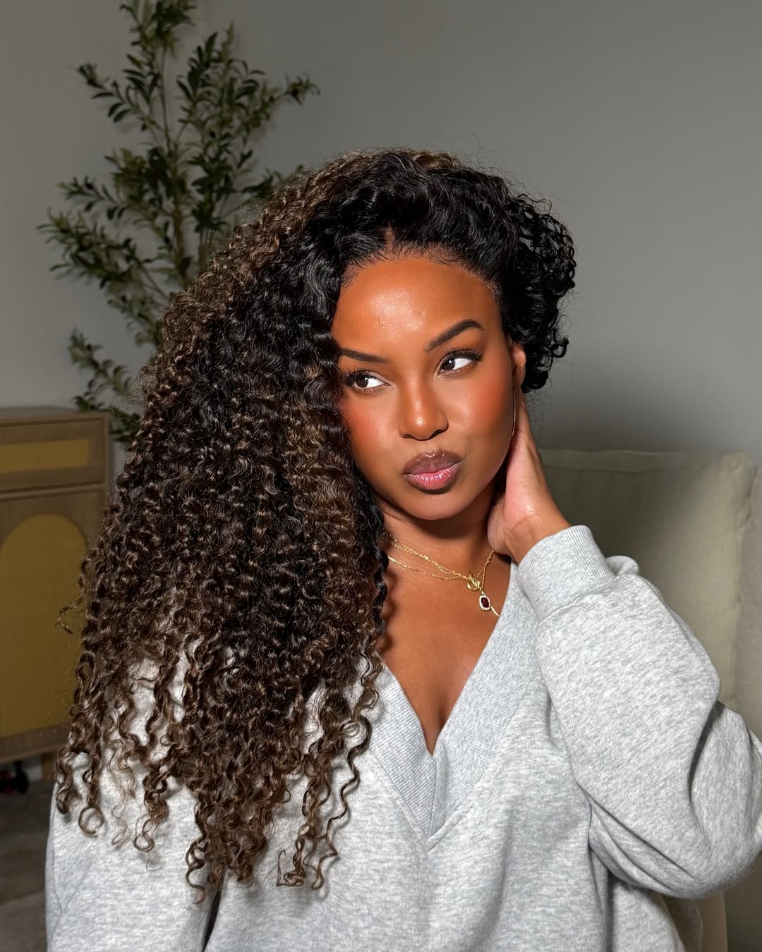 Perruque bouclée ombrée châtain avec fermeture en dentelle 5x5